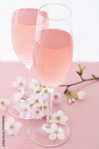 ロゼワインと桜の花