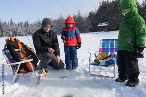 Obraz na płótnie Family ice fishing w salonie