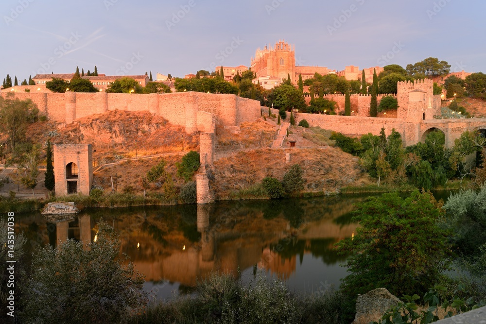 Murallas de Toledo a la rivera del Tajo