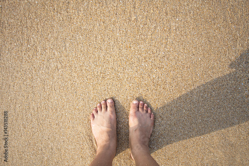Papier peint foot of human on sand and soft wave on the sea.