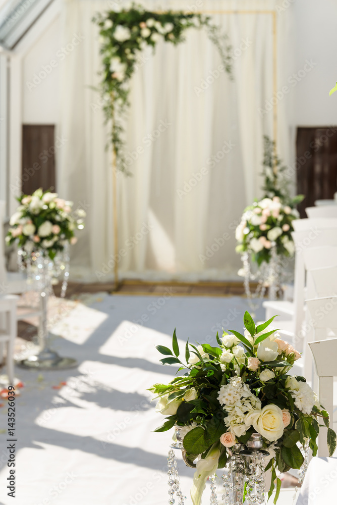 Fototapeta premium Białe dekoracje ślubne. Ślub przy złej pogodzie