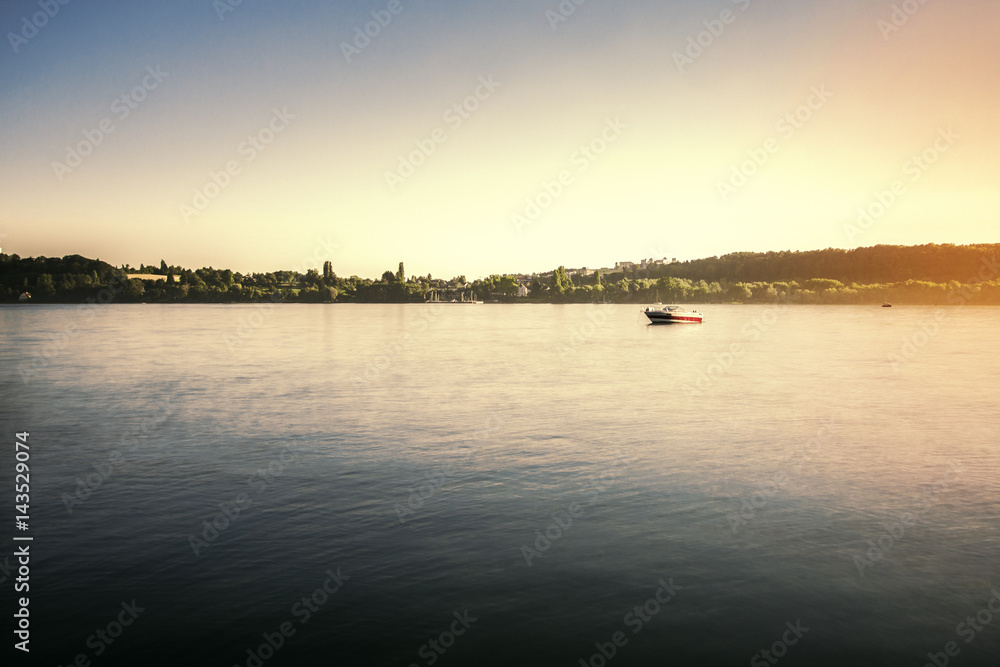 See mit Sonnenuntergang und Boot