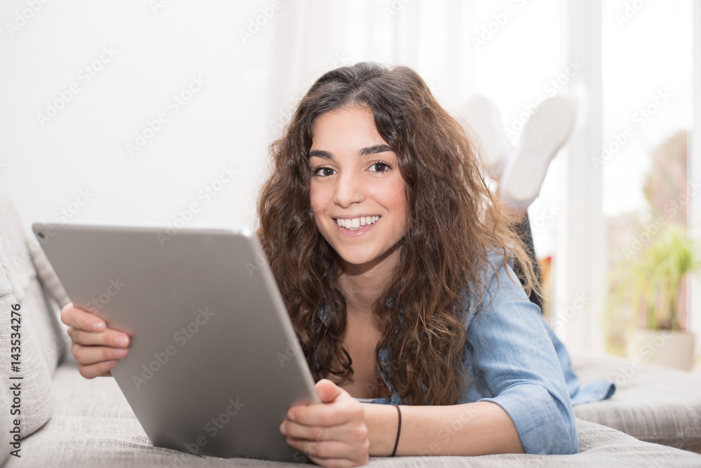 Junge Frau zu Hause mit Tablet-PC Junge Frau zu Hause mit Tablet-PC