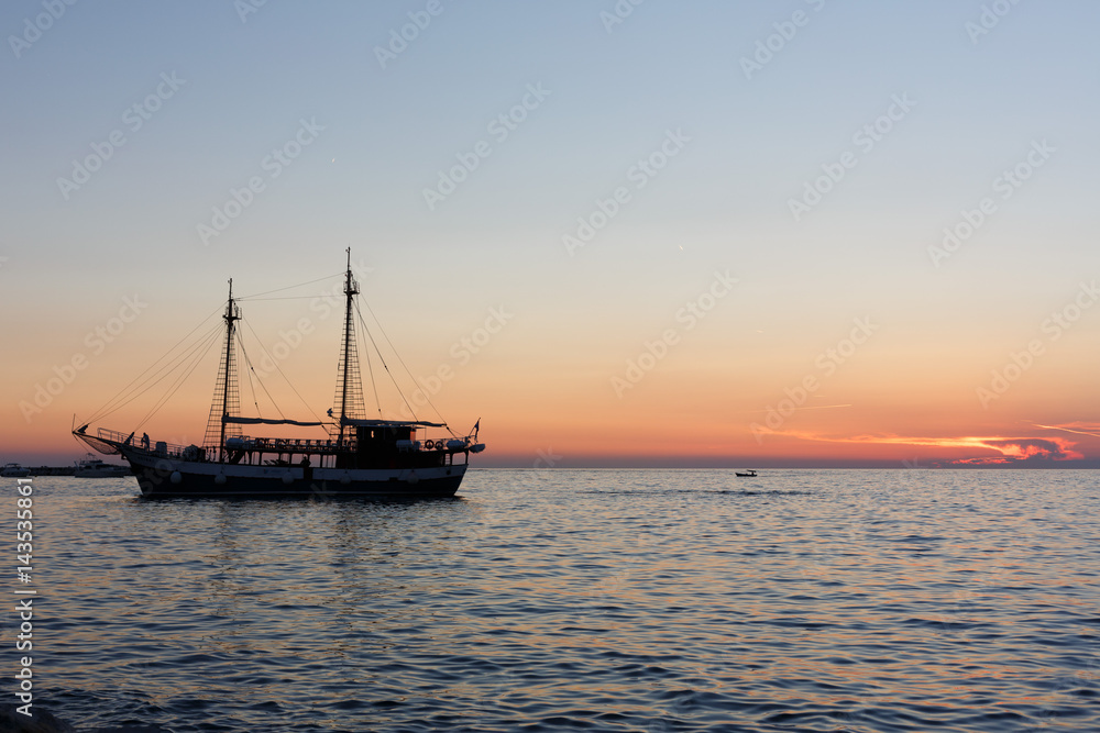 Sonnenuntergang am Meer mit Segelschiff