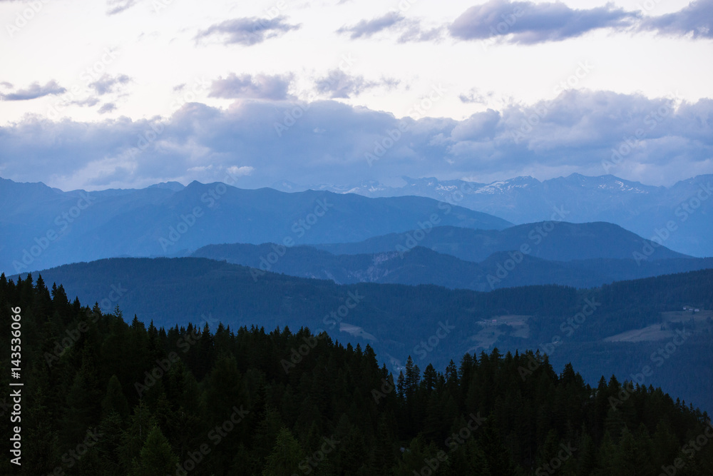 Blick in die Berge bei blauer Stunde