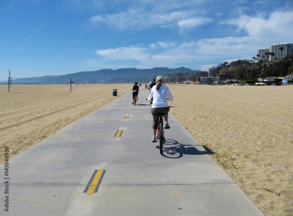 Obraz premium A cycle lane in Santa Monica beach