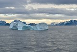グリーンランド前の氷山
