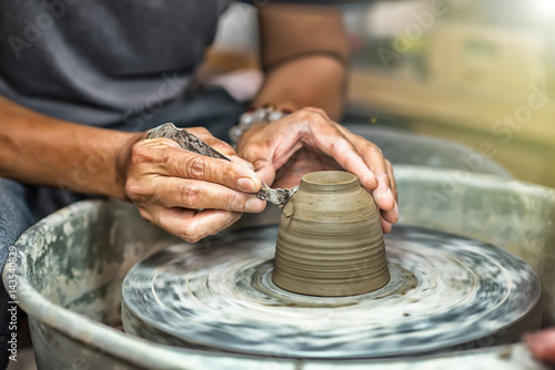 Valokuva Hands working on pottery wheel