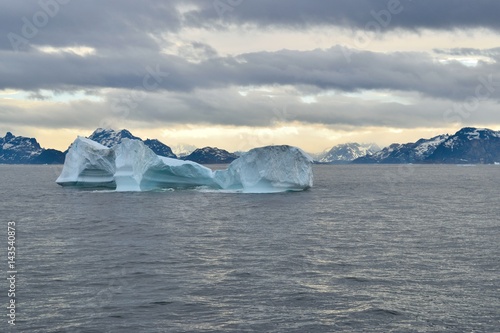 グリーンランド前の氷山