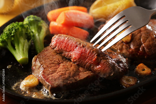 Tableau sur toile 牛もも肉 レアステーキ　Beefsteak