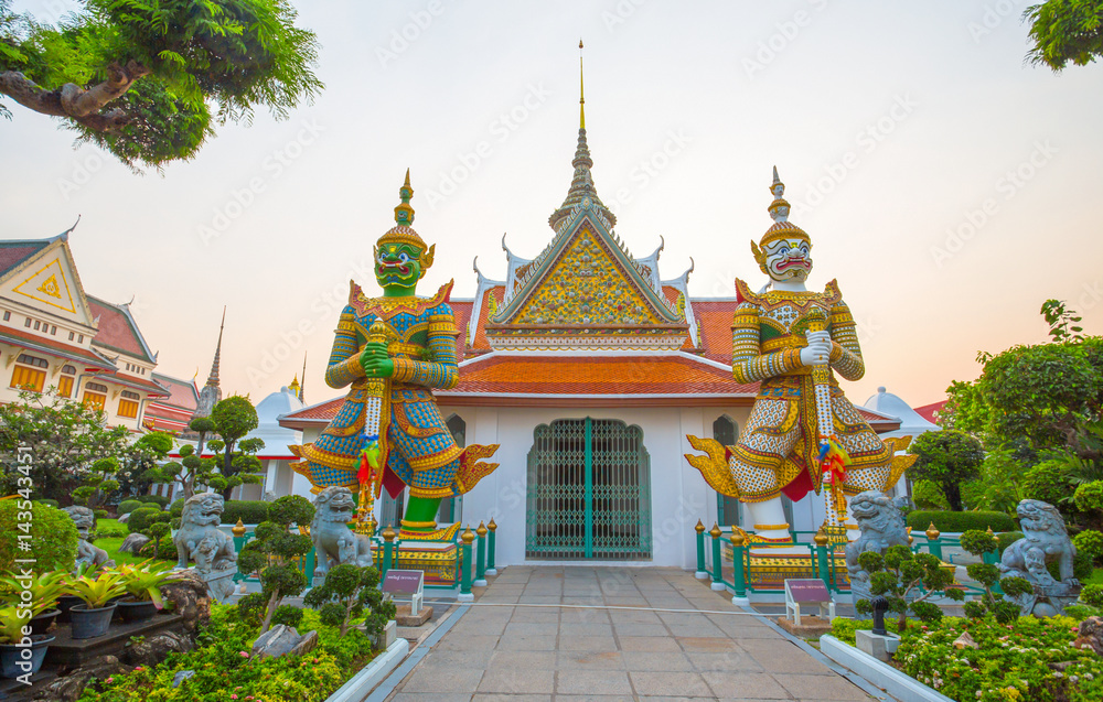 Ravana, and luckily the plight The two giant statues that stand, guarding the front door, the amount the Crown shape. Wat Arun, Bangkok Thailand