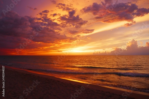 Sonnenuntergang am Strand in der Karibik © pattilabelle