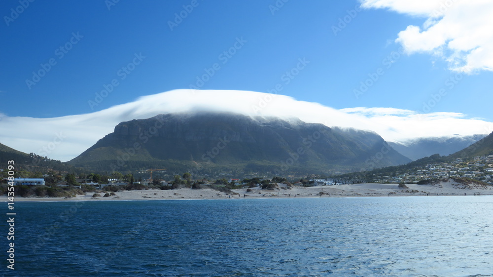 Der Karbonkel-Berg in Wolkendecke, Hout Bay, Kapstadt, Südafrika