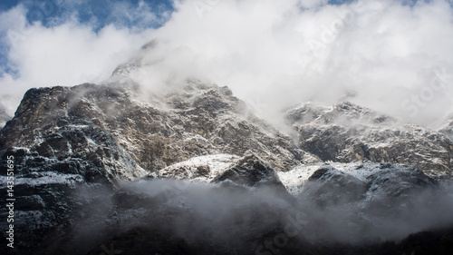 Clouds covering the mountains © sitanshu