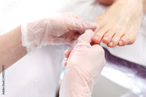 Pedicure i masaż stóp. Kobieta w salonie kosmetycznym na zabiegu pedicure z masażem. © Robert Przybysz