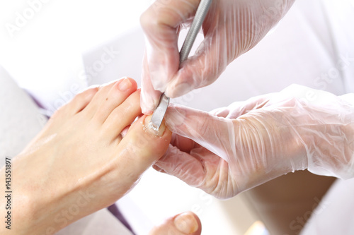 Obcinanie paznokci u st  p. Kosmetyczka wykonuje zabieg pedicure  czy  ci i obcina paznokcie u st  p