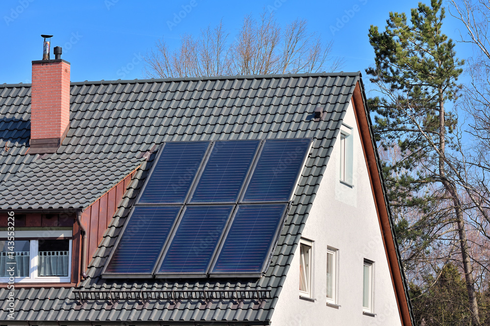 Solarthermie-Anlage zur Warmwasserbereitung auf Wohnhausdach