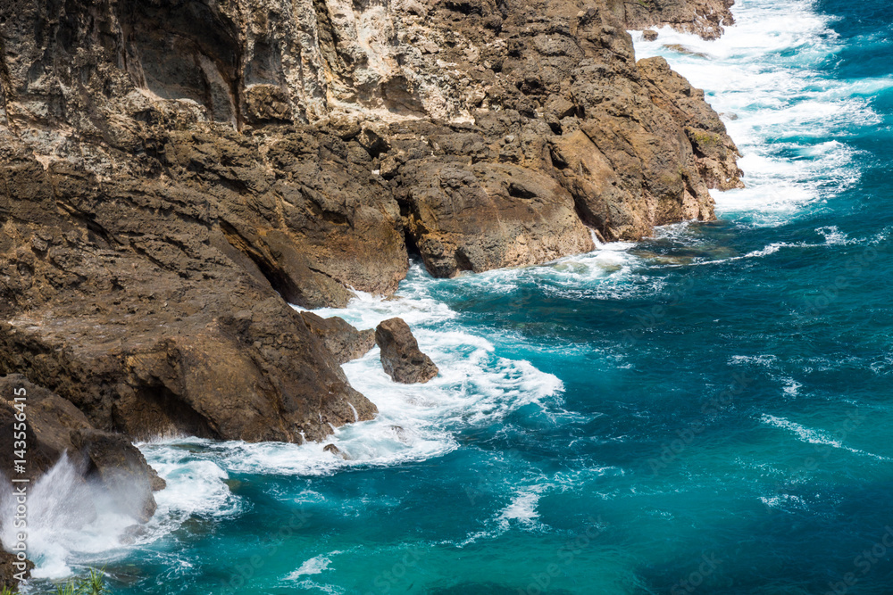 Obraz premium Azure ocean breaks on the rocks