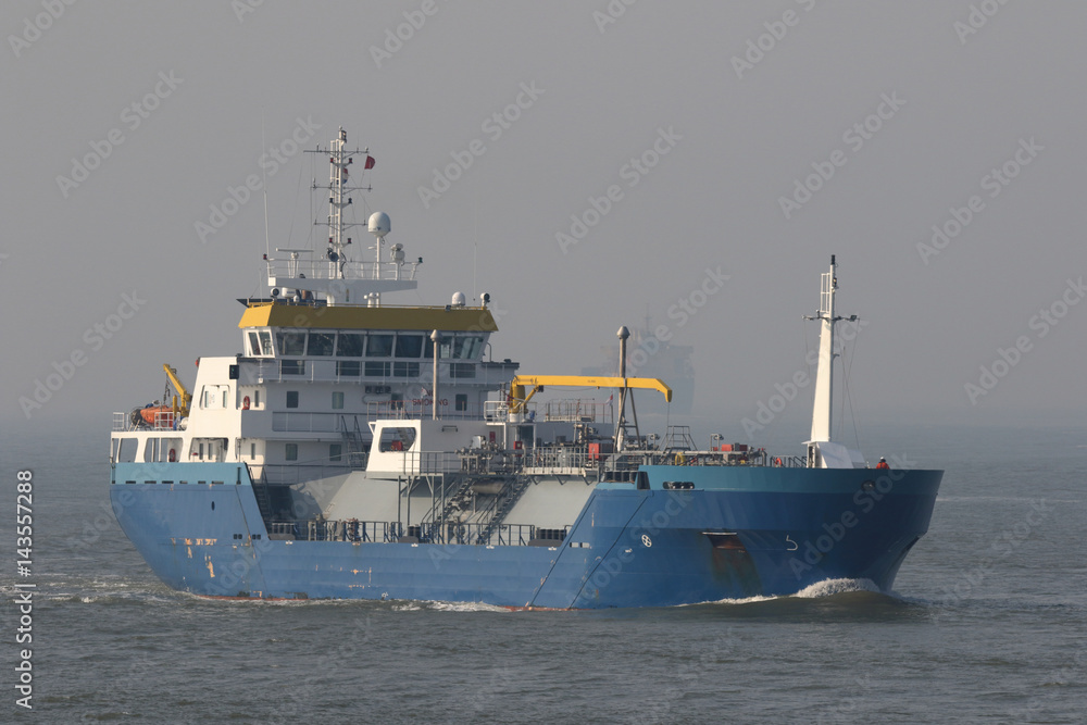 blauer LNG Tanker passiert die Hafeneinfahrt von Rotterdam