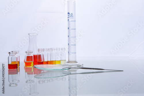 Apparecchiatura per laboratorio chimico con boccettini colorati