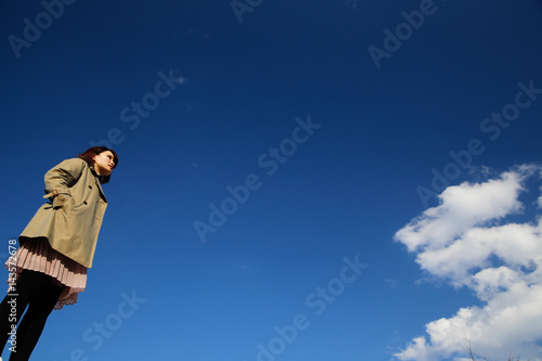young woman blue sky. © lansa
