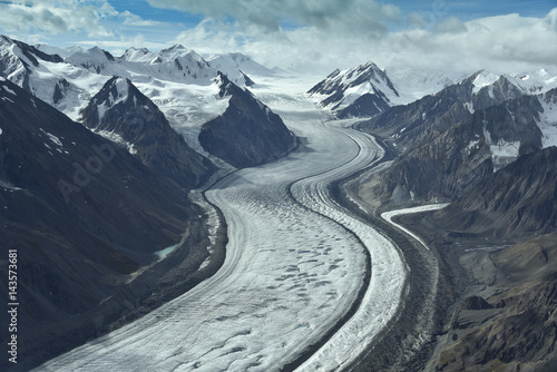 Konstfotografi aerial photo of a glacier between mountains in alaska