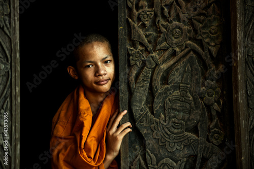 Foto Novice monk at an old temple in thailand