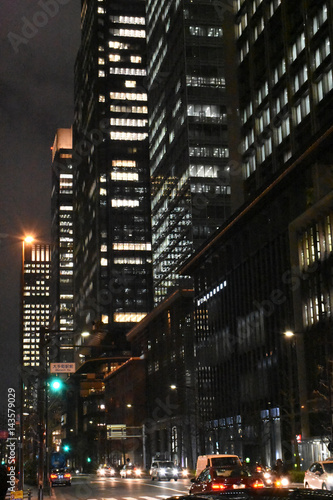 東京・大手町駅前、オフィス街の夜景