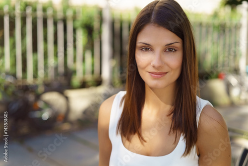 attraktive junge frau sitzt draußen in der stadt Free Download attraktive junge frau sitzt draußen in der stadt - GFXLoad