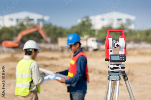 Foto Civil Engineers At Construction Site and A land surveyor using an altometer
