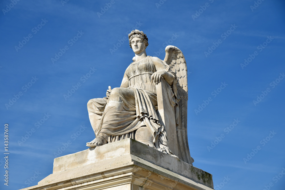 Statue d'ange en marbre au jardin des Tuileries à Paris, France