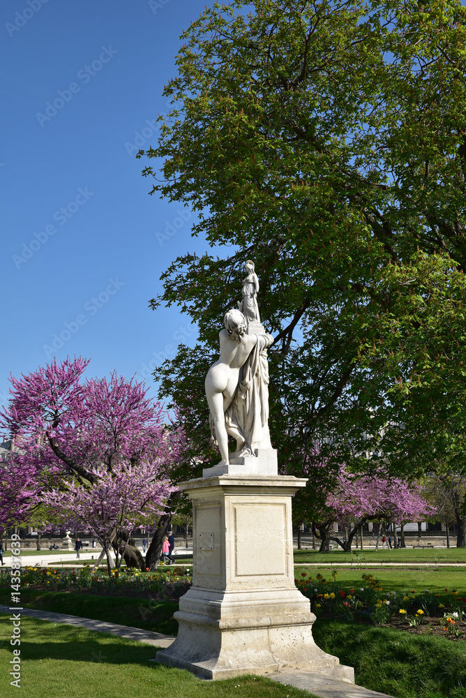 Statue de femme au jardin des Tuileries à Paris, France