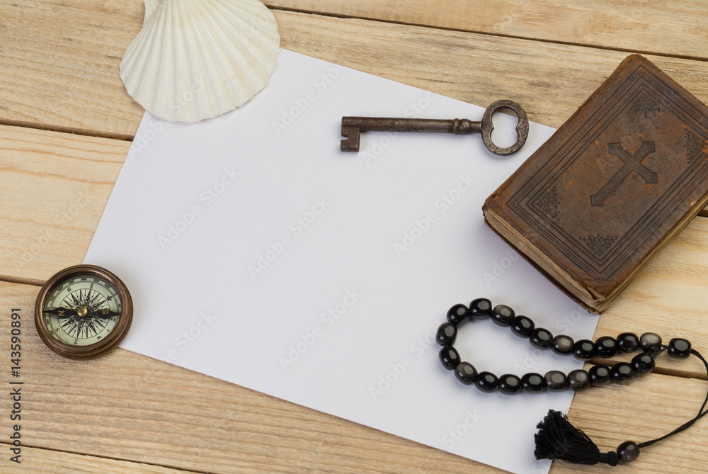 Compass, bible, key and shell foto de Stock Adobe Stock