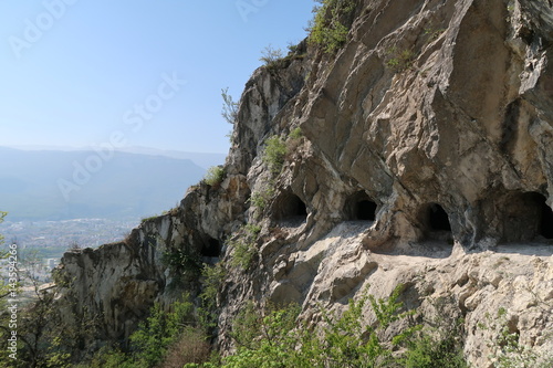 Grottes dans la roche à la Bastille
