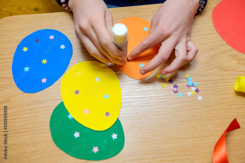 at a lesson of the fine arts, children do easter jewelry