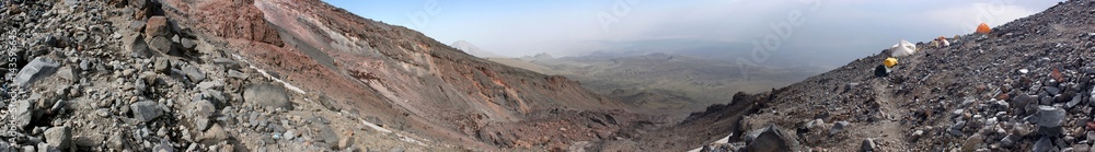 Panorama mit Blick auf das Hochlager der Bergsteiger am Berg Ararat mit Küçük Ağrı Dağı (Kleiner Ararat) im Hintergrund, Türkei