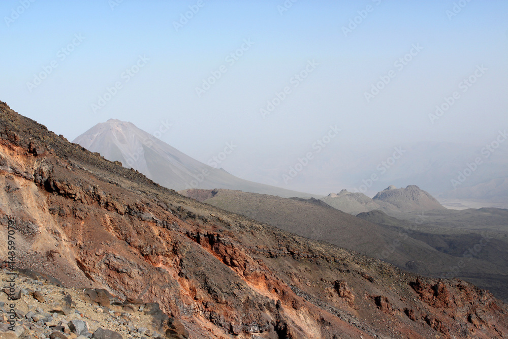 Blick über die Hänge des Berges Ararat in der Türkei hin zur vulkanischen Mondlandschaft des Küçük Ağrı Dağı (Kleiner Ararat) im Hintergrund