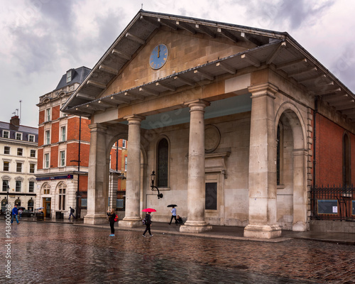Foto Saint Paul's Church in Covent Garden on Rainy Day, London, United Kingdom