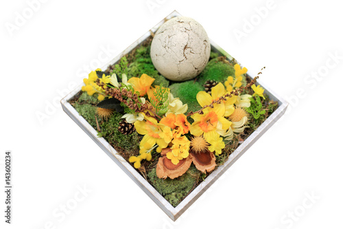 Jajko Wielkanocne w kolorowym stroiku z kwiatów, dekoracja.