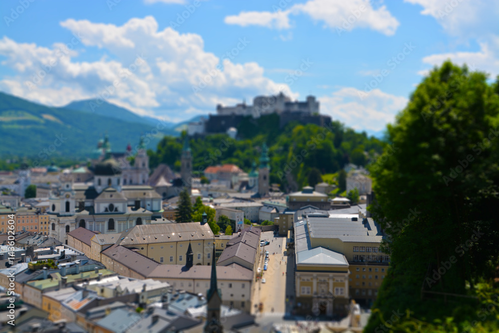 Salzburg! Mozartstadt und Festspielsstadt  Salzburg in Österreich! Blick auf die Burg Hohen Salzburg