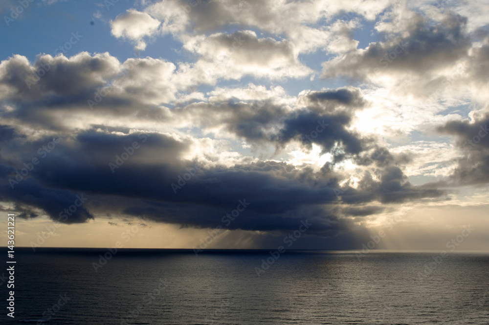 Obraz premium Samall rainstorm develops over Pacific
