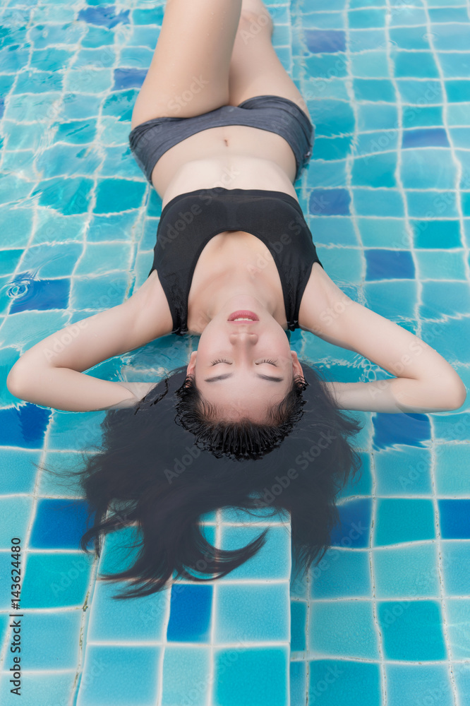 Naklejka premium Woman enjoy and relaxing in swimming pool