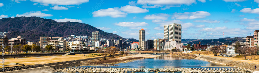 Fototapeta premium 日本 都市風景 河川
