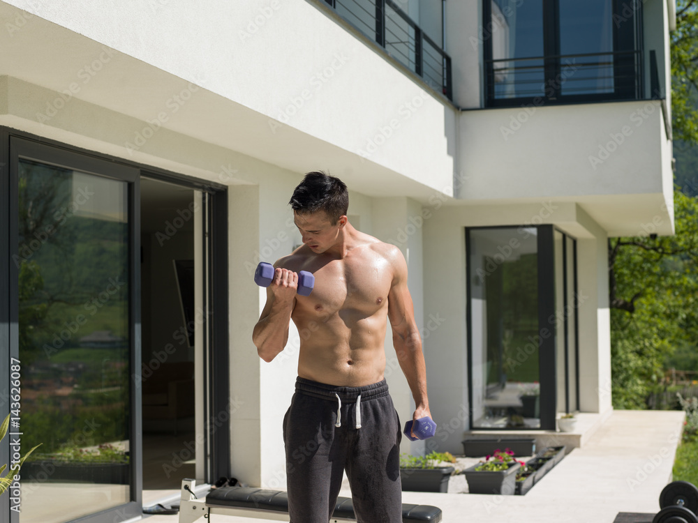 Obraz premium man doing morning exercises