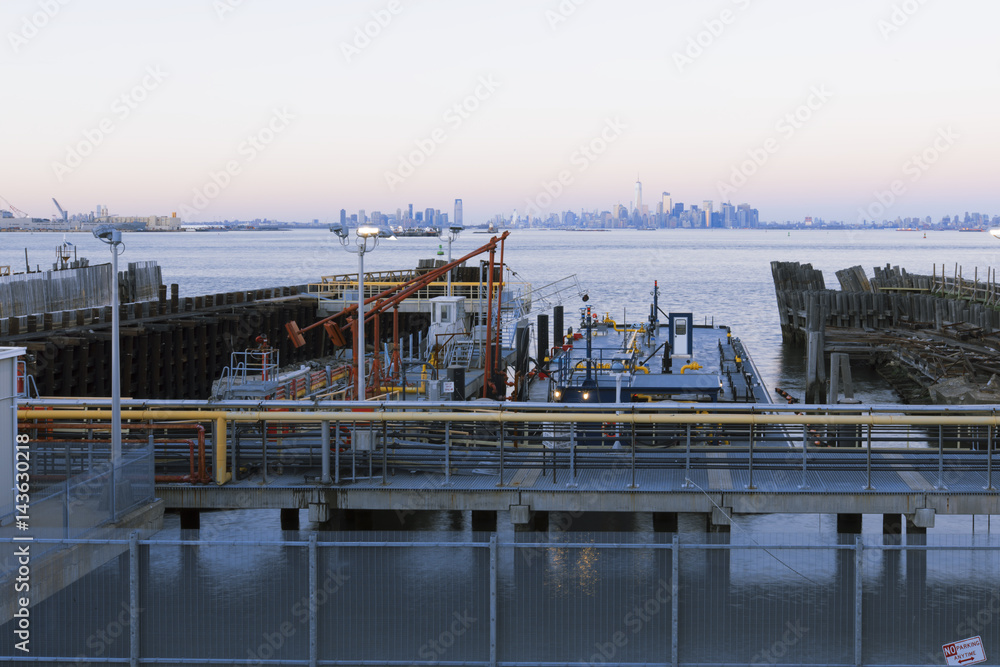 Obraz premium Evening view of Manhattan from Staten Island Ferry dock.