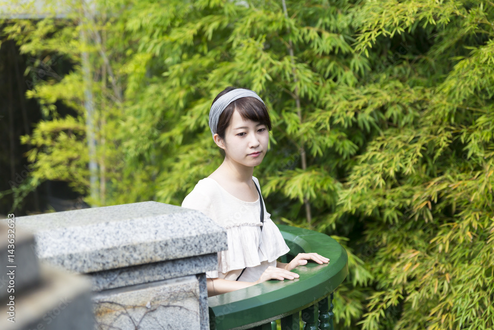 若い女性 ポートレート 屋外 緑背景 思う 見つめる 若い女性 ポートレート 屋外 緑背景 思う 見つめる