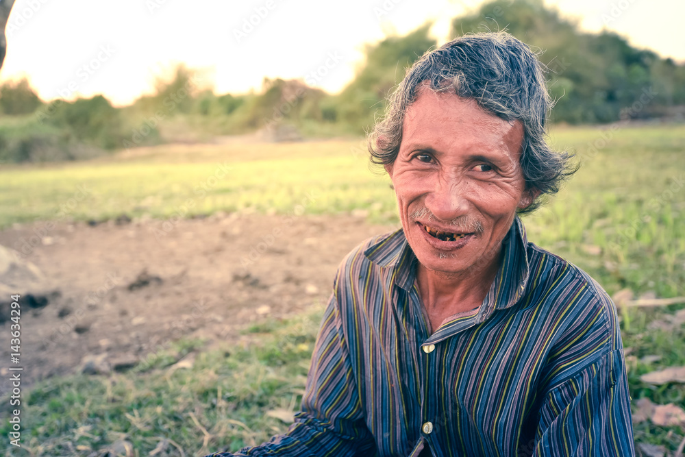 The Myanmar people are smiling. The Myanmar people are smiling.