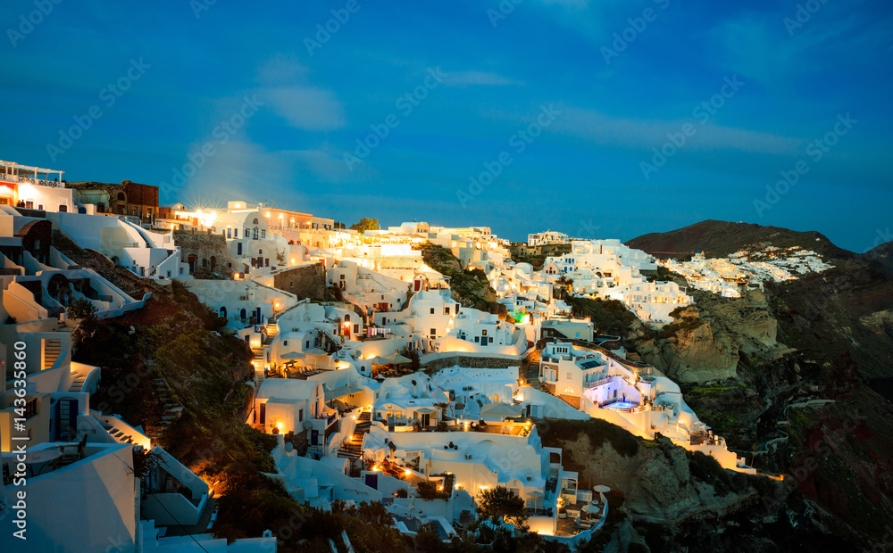 Obraz premium Wyspa Santorini, Grecja - Kaldera nad Morzem Egejskim wieczorem