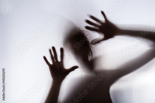 das Schattenbild eines Menschen symbolisiert Angst und Panik photo