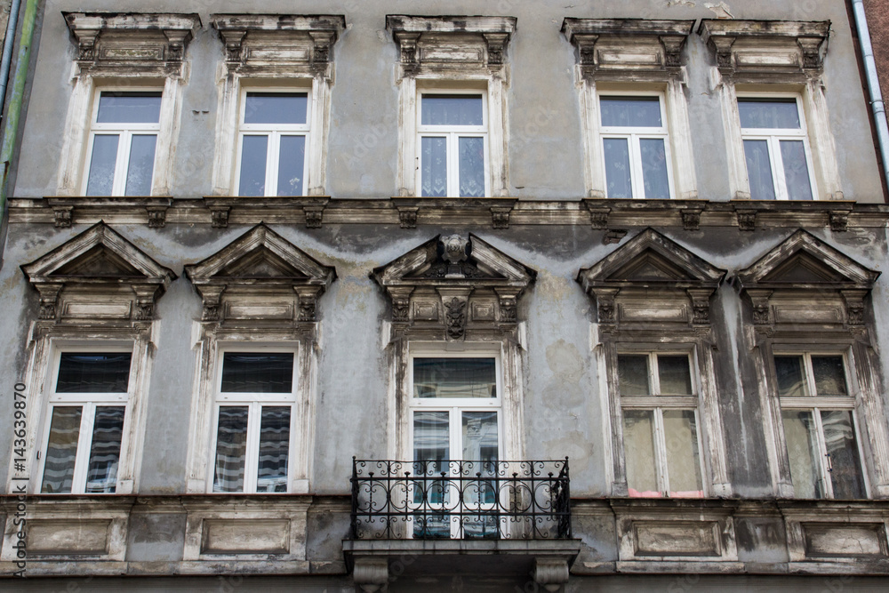 Obraz premium Facade of the old vintage design house with balcony